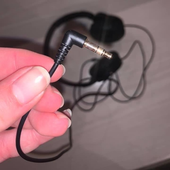 Sony Over-Ear Noise Cancelling Headphones & Case - Picture 7 of 8